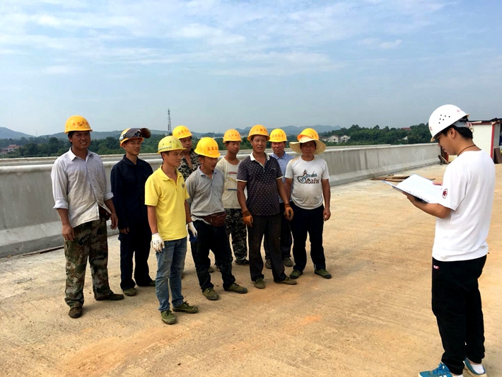 炎炎夏日送清涼    情意暖暖感人心